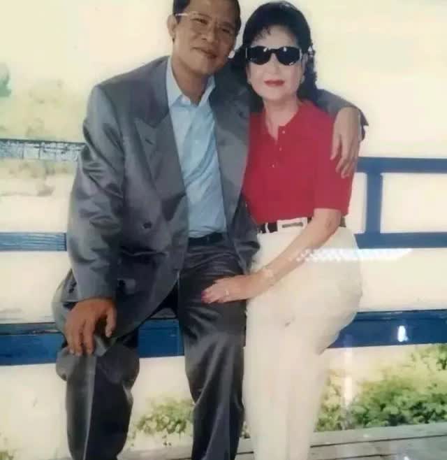 洪森和夫人年轻时就腻歪，如今两人孙子都有了还那么腻歪，这样的夫妻挺难得的。少年夫