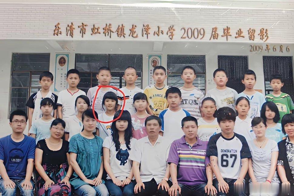 谁能预料到，这个曾经那么不起眼的小女生，现在已经是红遍全国的大明星！​​​