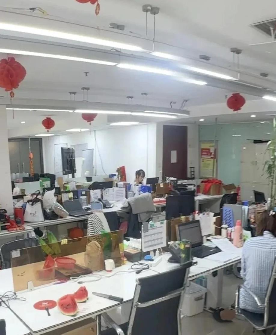 为了提升人效，hr总监找到行政前台谈话，希望她可以在现有工作内容的基础上，承接一
