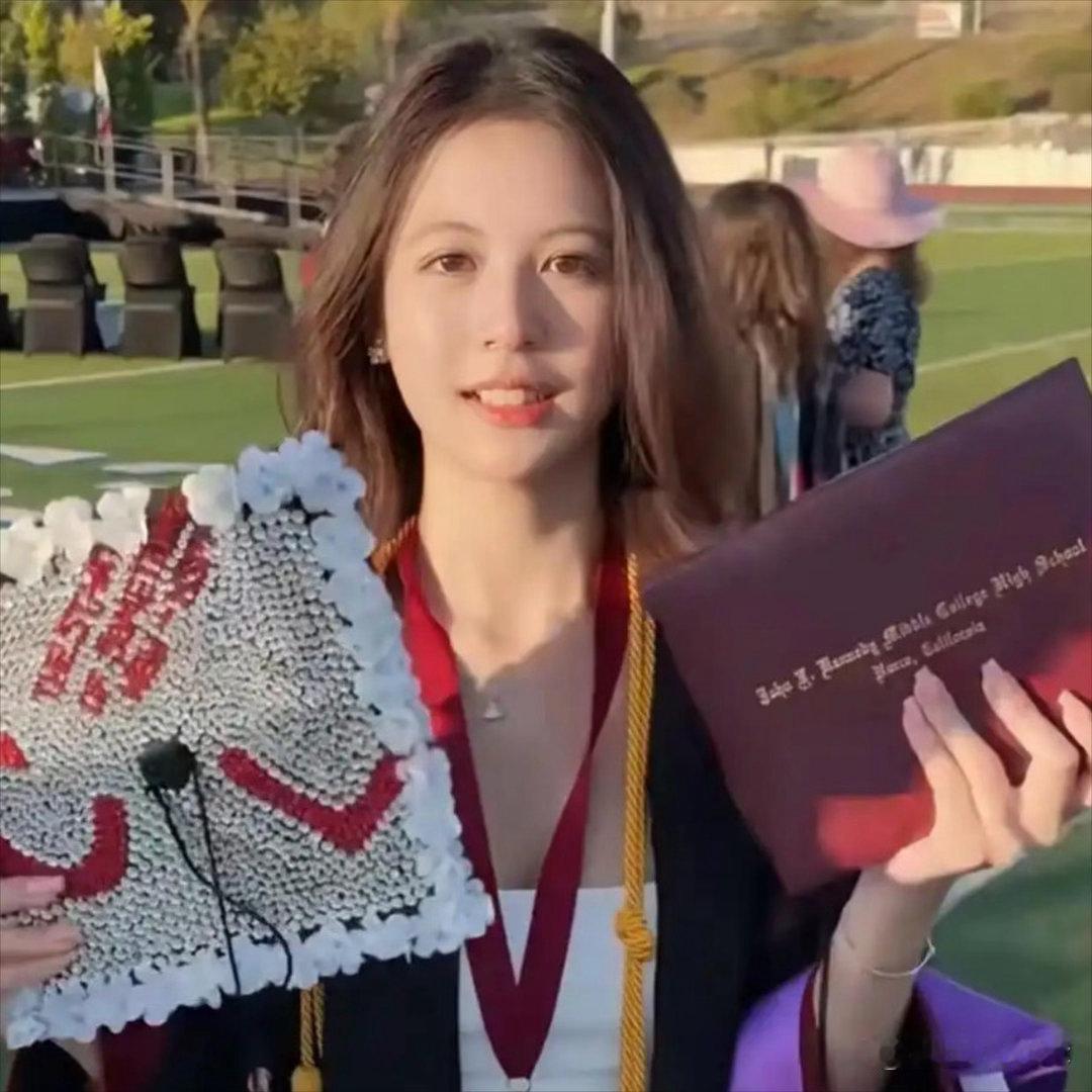 翁虹女儿颜值出众，五官精致亮眼，完全具备出道的绝佳条件。