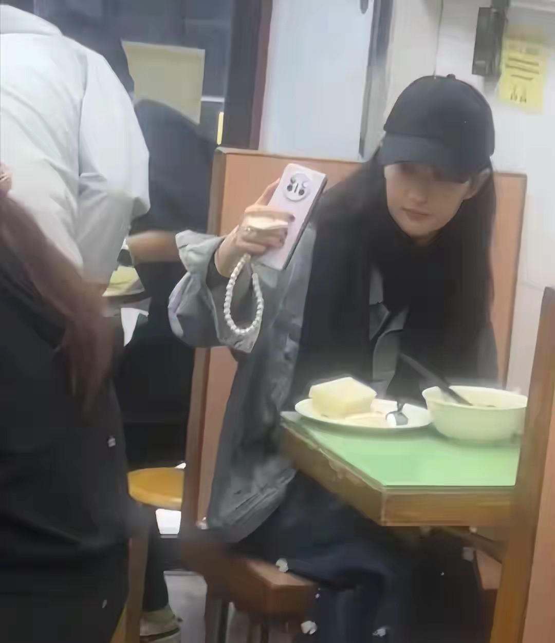 38岁刘亦菲素颜现身香港吃美食，自拍时被人抓包，尴尬瞪眼好可爱