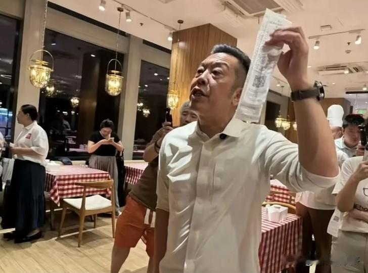 我最近一直在想西贝和罗永浩这场风波，心里挺不是滋味的。去年罗永浩一句“几乎全是预