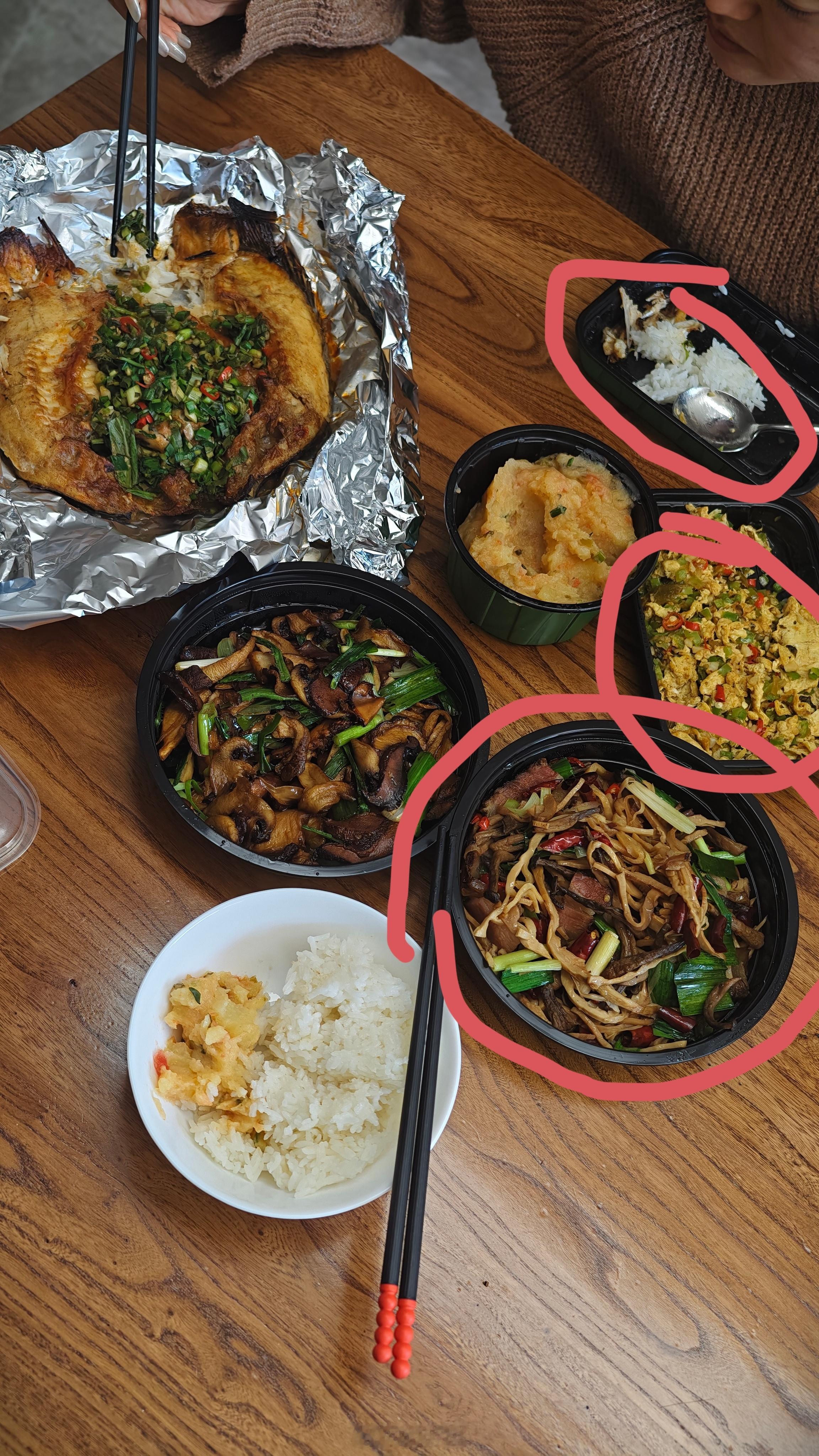 我老婆点了个外卖，到了以后发现少了一份米饭，菜也给错了，小炒黄牛肉给成了一个炒鸡