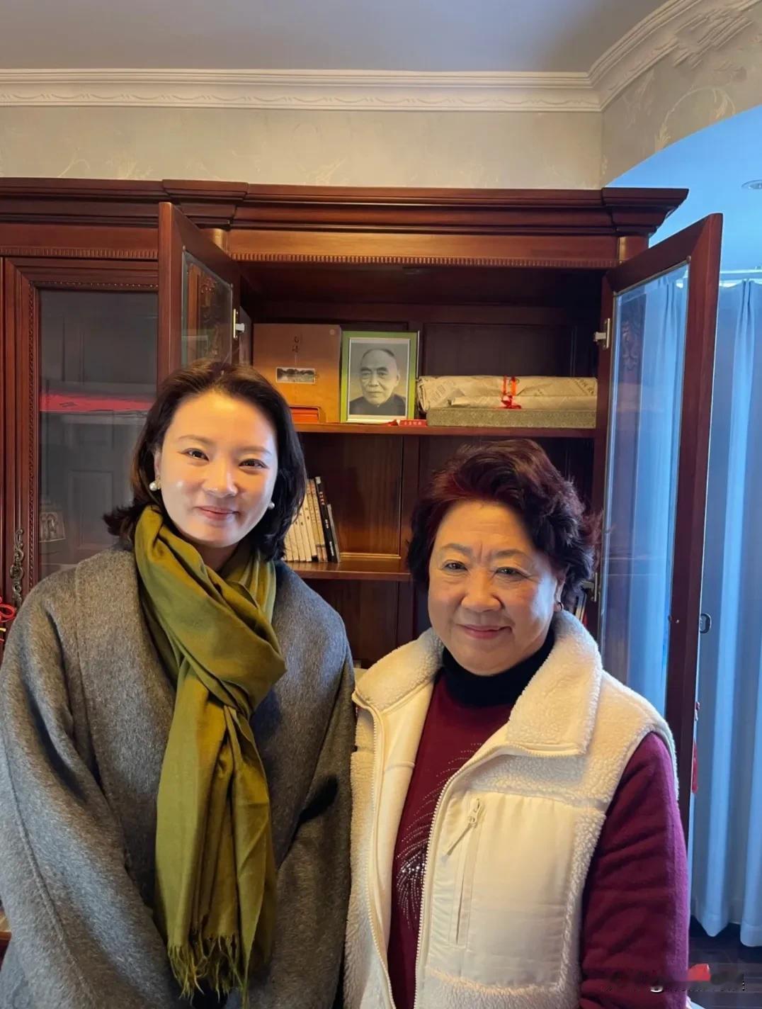 央视主持人刘芳菲，现身苏州，拜访庞莱臣先生的后人，曾孙女庞叔令女士的家里。庞女