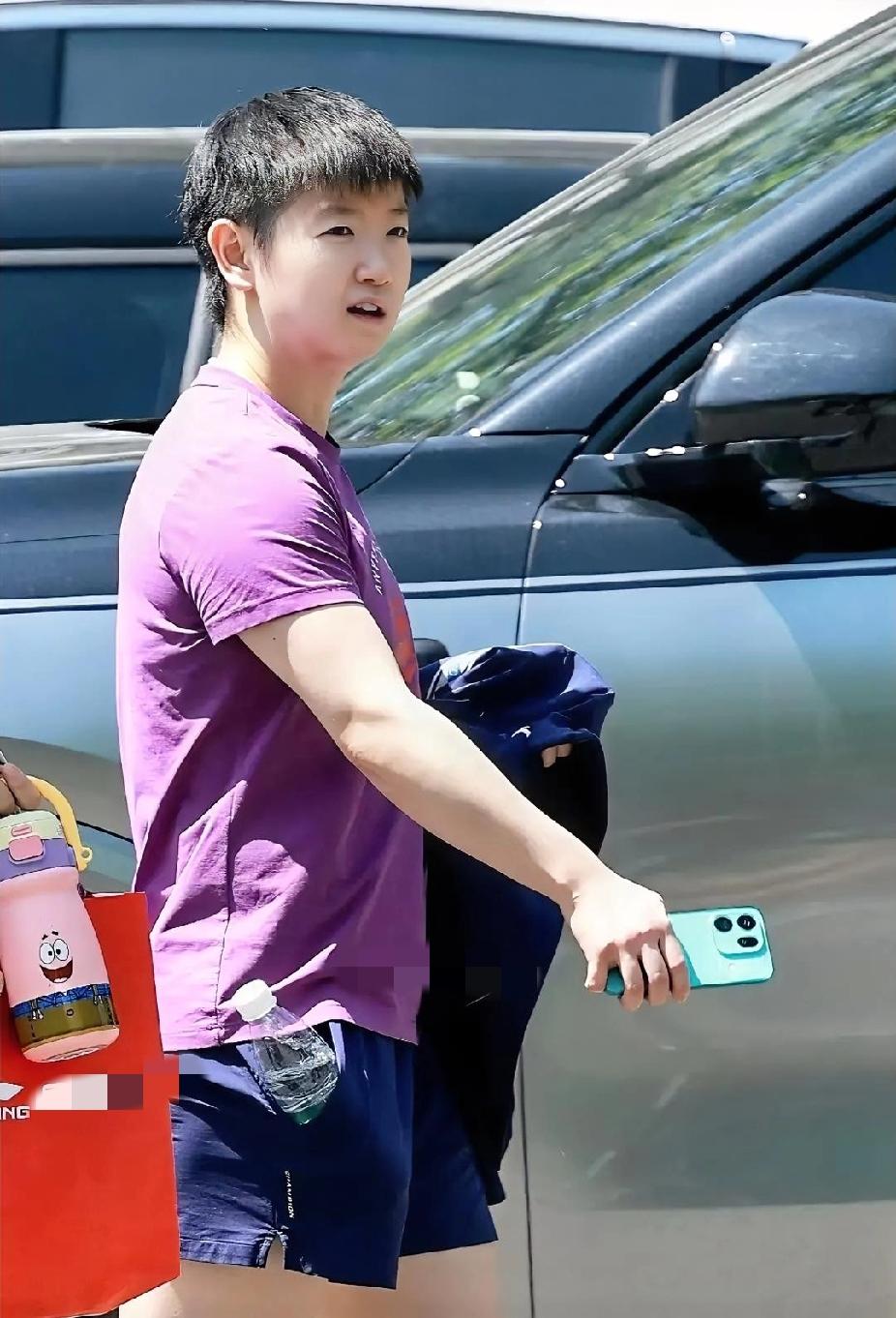 家人们！莎莎这细节也太好嗑了！谁的眼睛还没锁定这张图！孙颖莎一身清爽