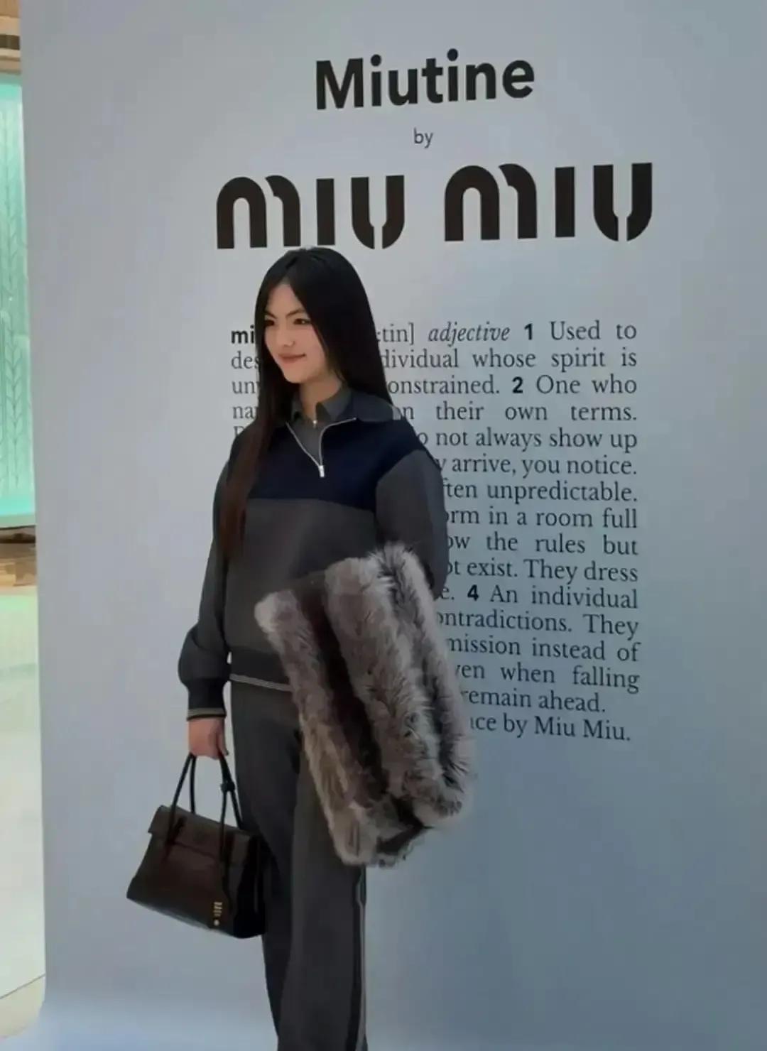 李湘蹲在地上给王诗龄套运动外套，一边整理帽子一边碎碎念“别着凉”，顺手把原本准备