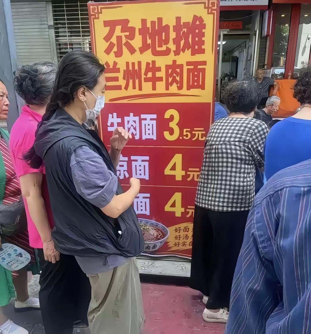 最近，3块5牛肉面彻底搅乱了兰州牛肉面的江湖，各方吵得不可开交。在这里，不讨论3
