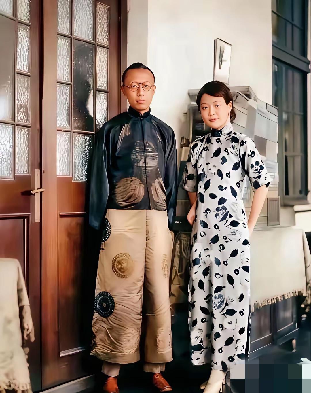 从末代皇帝溥仪的着装便能看出，他是个既渴望学习新事物，又坚守封建旧制的人。看他那