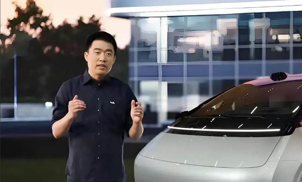 罗永浩一听李想说理想汽车目前的设计团队有七八十个人。心里咯噔一下，脱口就问
