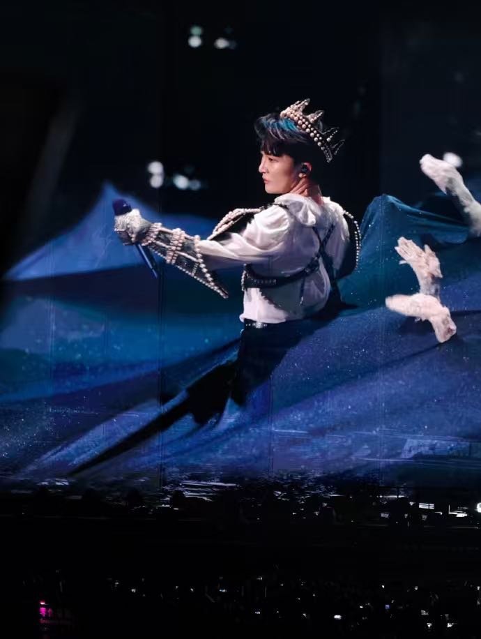 周深香港上座率口碑发酵的必然结果！香港演唱会现场人气沸腾，一票难求的盛况便是对