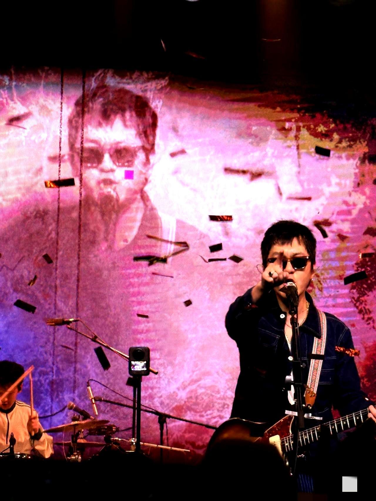 甩掉那个玩摇滚的坏男孩后，马思纯硬生生把自己塞进小号礼服，甩掉整整五十斤肥肉，连