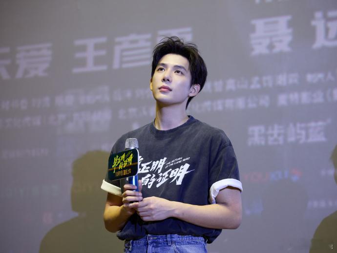 王安宇巴泥世家造型王安宇这一次的角色造型太有活了，不管是长椅上睡觉的样子，还是