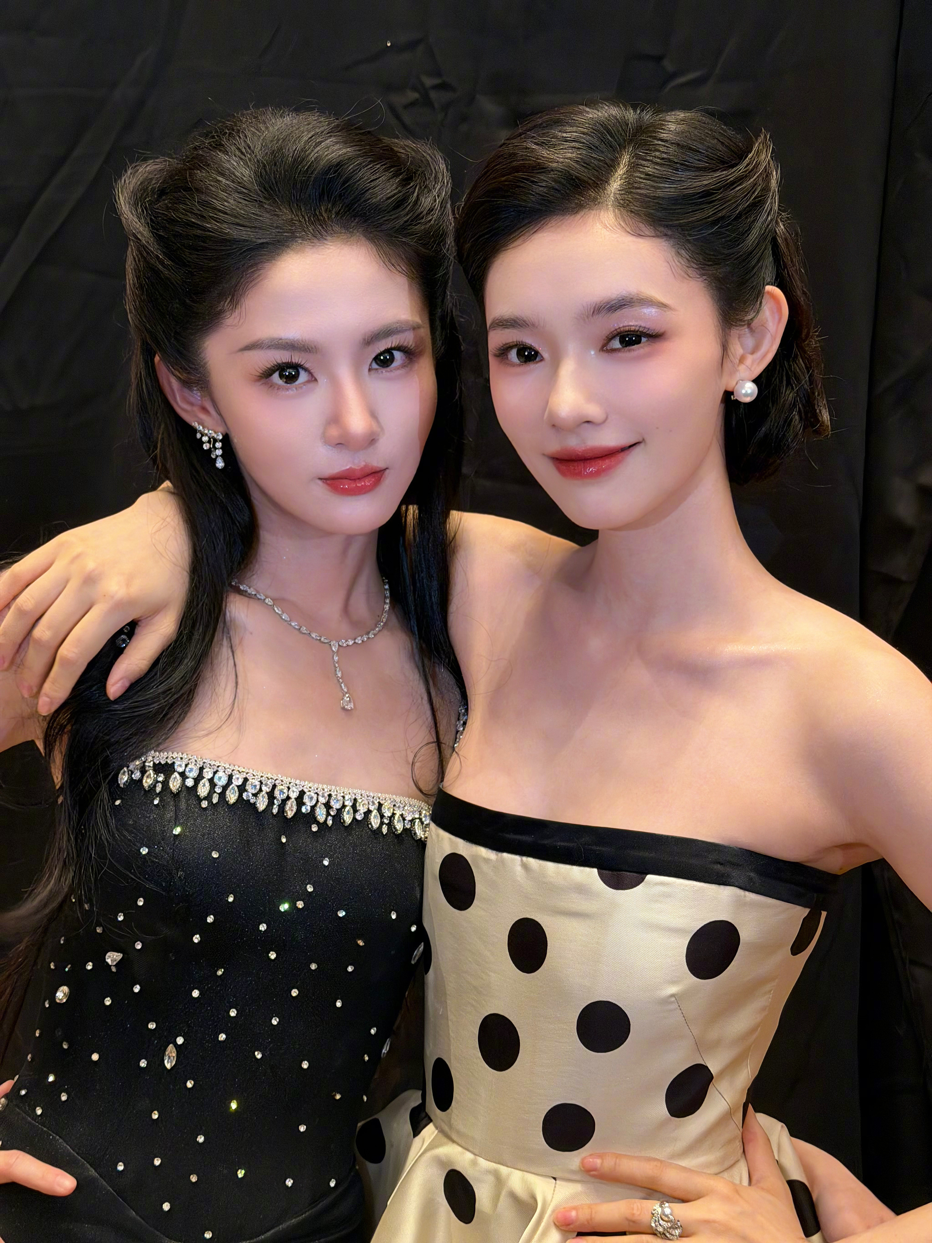 林允晒张若昀拍的照片两个顶级美女的亲亲贴贴我也想