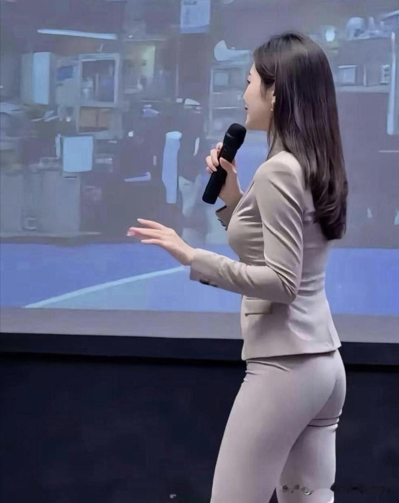 美女的西装，穿出了瑜伽服的样子！