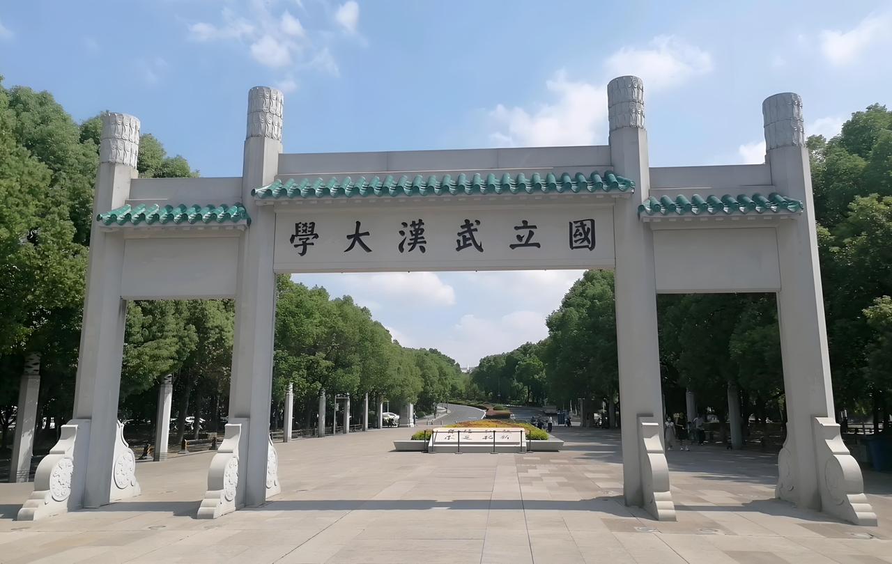 武汉大学现在很郁闷，不仅学校实力没有以前那么辉煌了，还让同城兄弟华中科技大学偷着