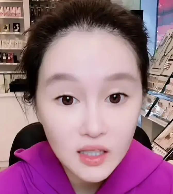 赵本山闺女球球直播开炮，矛头直指“忘本”明星。嘴上没点名，可网友的显微镜不是吃