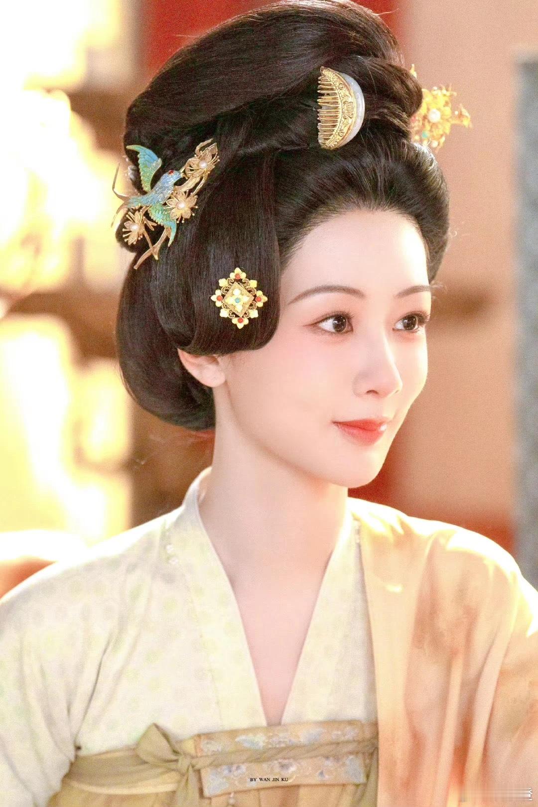 电视剧《今天是太阳雨》的女主在接触杨超越，导演是猫的树，男主去年就接触了马闻远，
