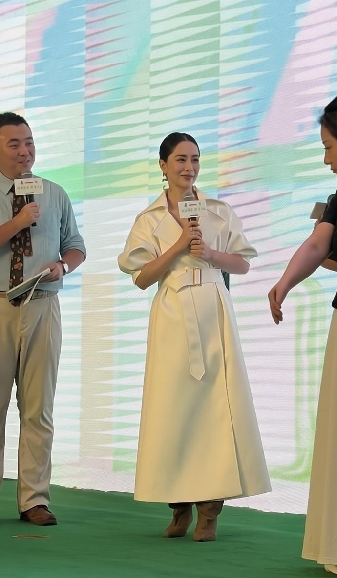 最近海清在出席活动的时候穿了一件白色的衣服，看起来特别的显年轻，气质也相当的出众