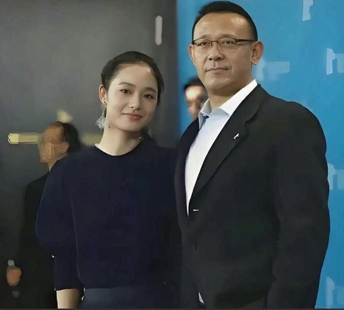 一身桀骜的姜文，见过大千世界，最后偏偏被周韵的温柔稳稳接住。外界都说，能降得住姜