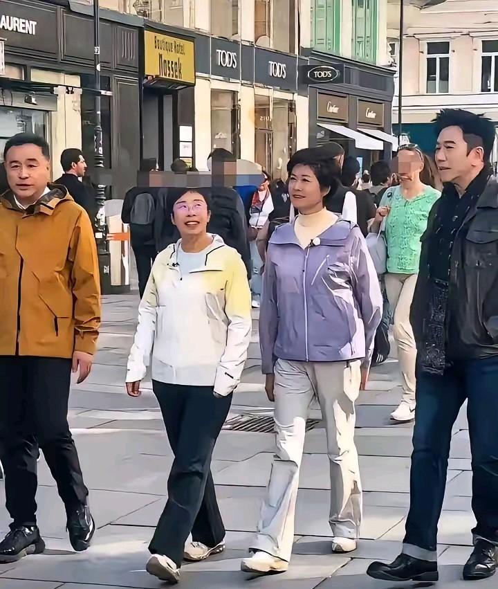 很多网友说敬一丹退休以后不应该出去工作，身体太累吃不消，年龄不小了，好好休息，保