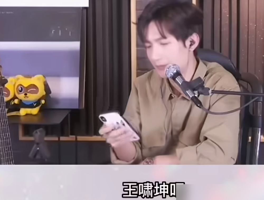 07届快男选手里，就陆虎最惨，签合同都能被人挖坑埋了。别人签一份经纪约，他稀里糊涂摁了两份手印。第二