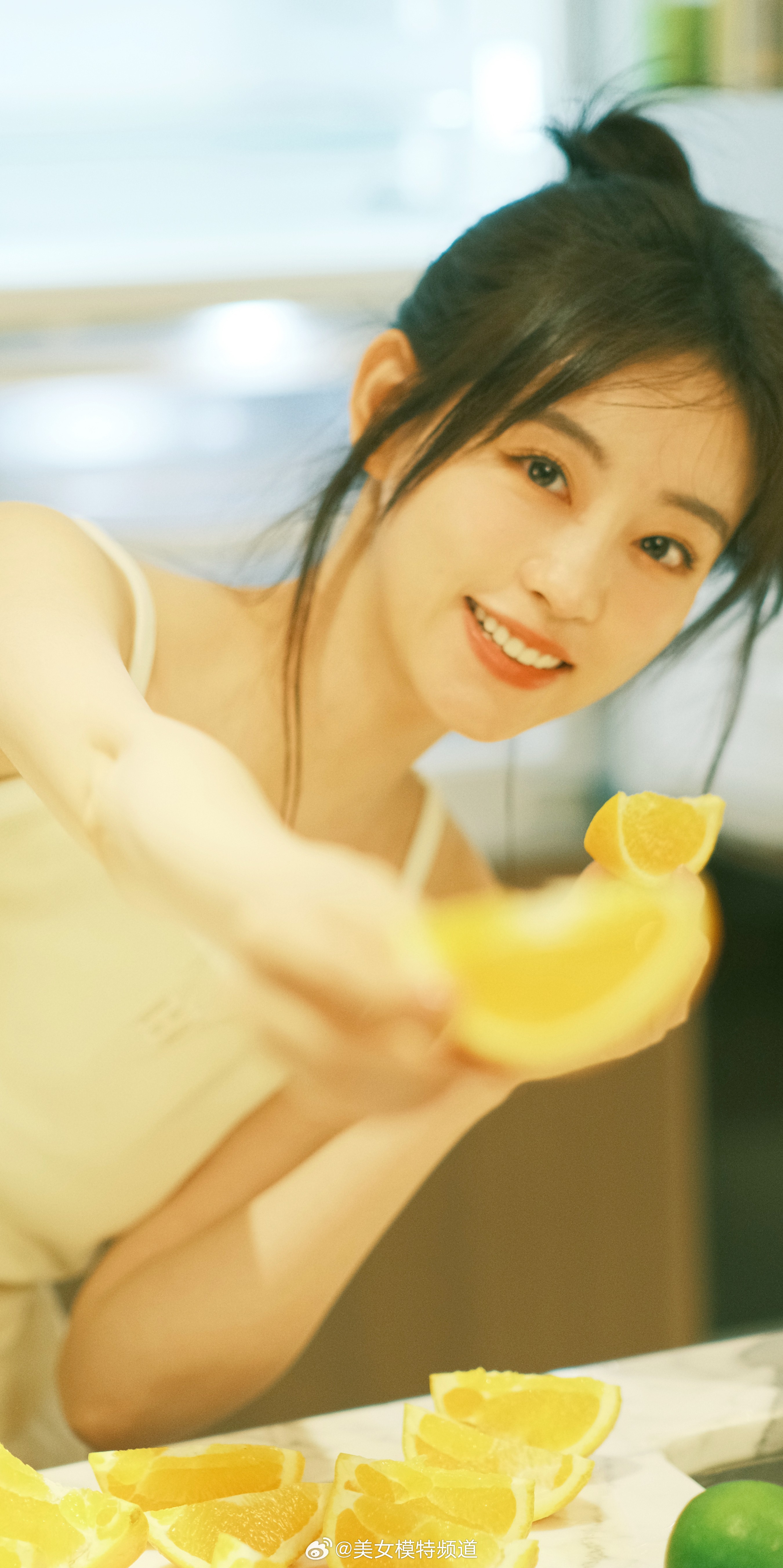 祝绪丹吊带私服甜美组图