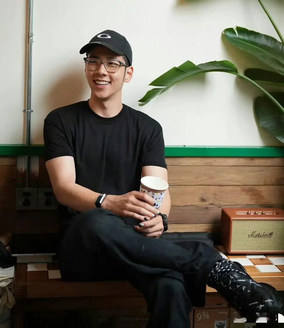 我才发现郭涛儿子石头明明一家子艺考生却还是2次落榜北电看来真的差了点天赋郭涛是中戏毕业的，郭涛的父亲