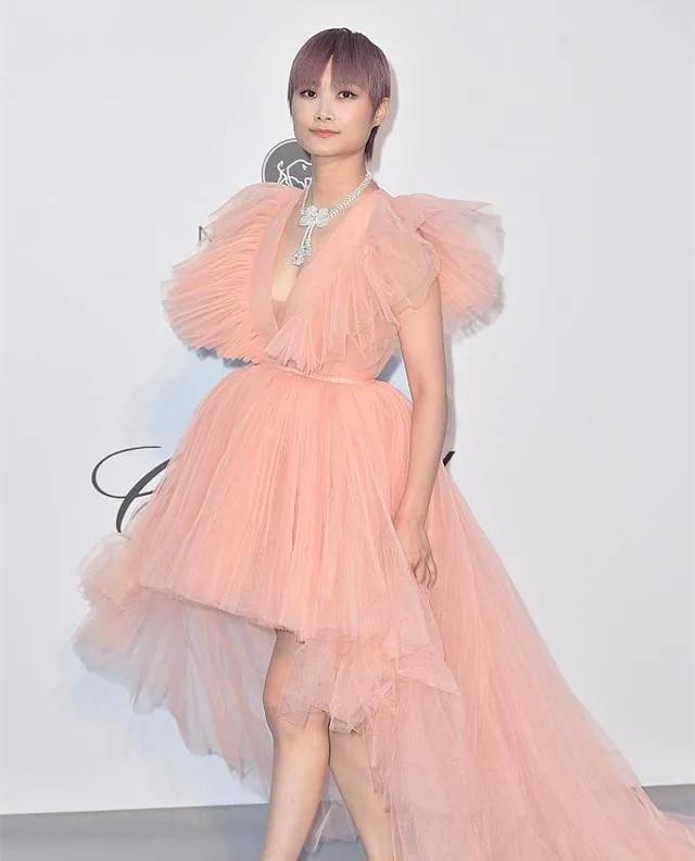 2014年，李宇春花6000万给父亲买了一套豪宅，当她把钥匙交给父亲时，父亲却一