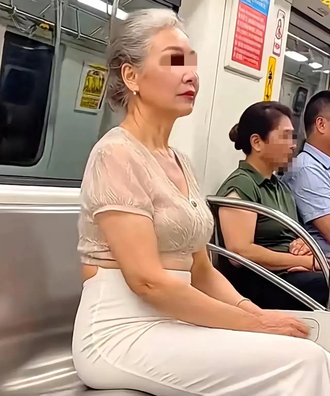 挺好一老太太，干嘛穿成这样？这并非是审美修养的问题，而是故意想吸引眼球。笔