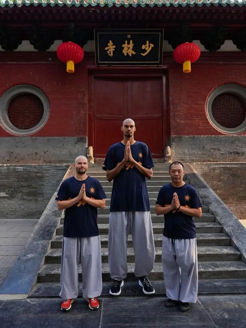 文班晋级总决赛获少林师傅祝福文班在去年夏天来到中国专门去少林寺做了一番学习