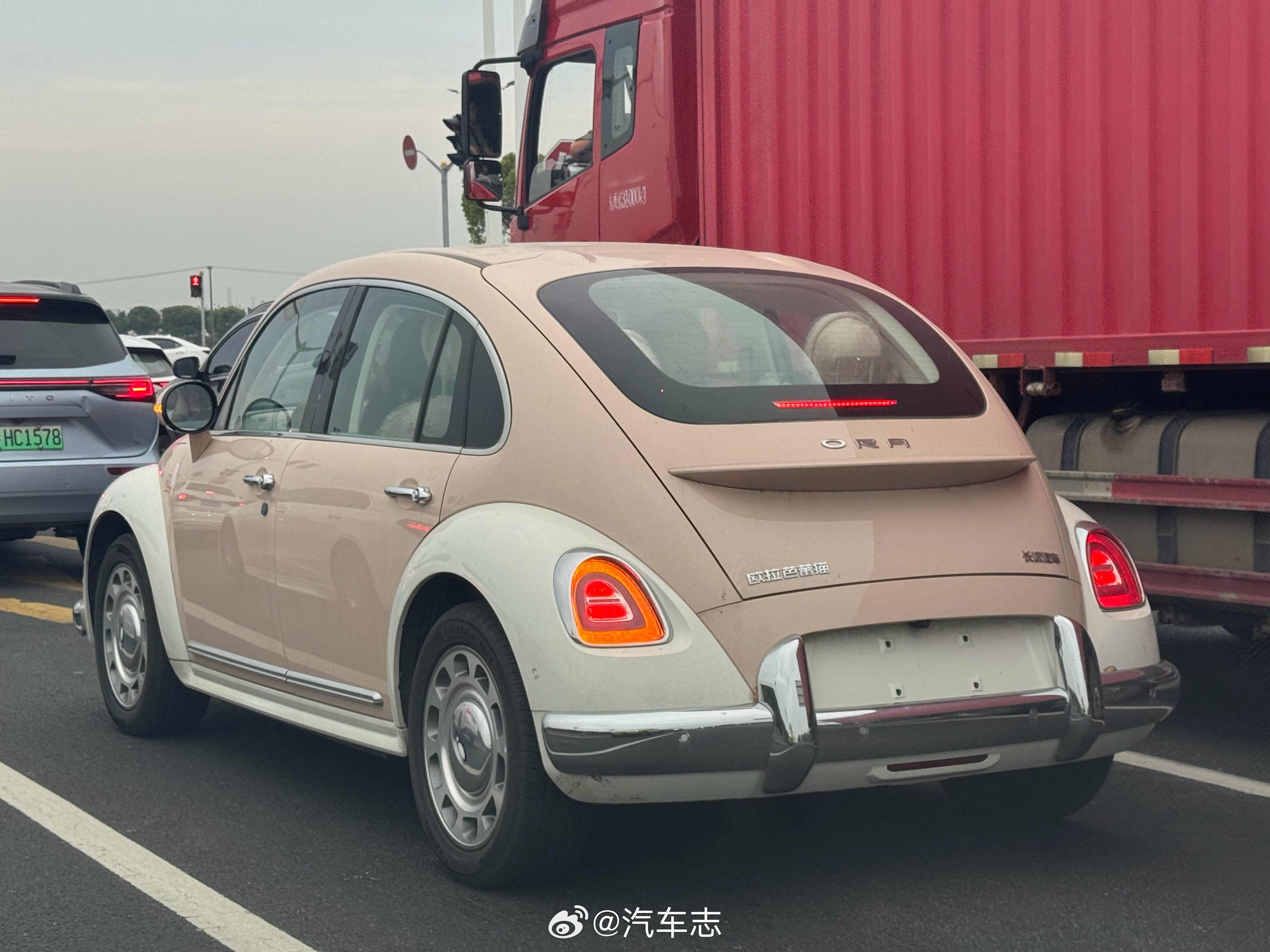 路上看到芭蕾猫，复古感还是很在线的，二手车10万左右能买到，回头率不低的