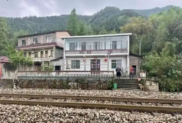 “吃人的火车”后续：火车穿村经过，已19人不幸身亡，谁的责任？