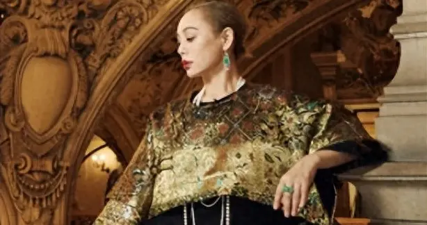 52岁宁静巴黎歌剧院惊艳亮相：马面裙下的逆龄抗衰美学