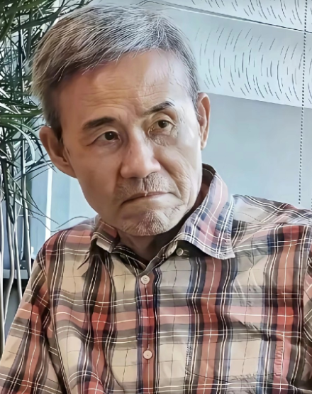 老王自以为找到了崇拜他、能让自己站起来的崇拜者，谁知是被斩杀了。以前也是房地产界