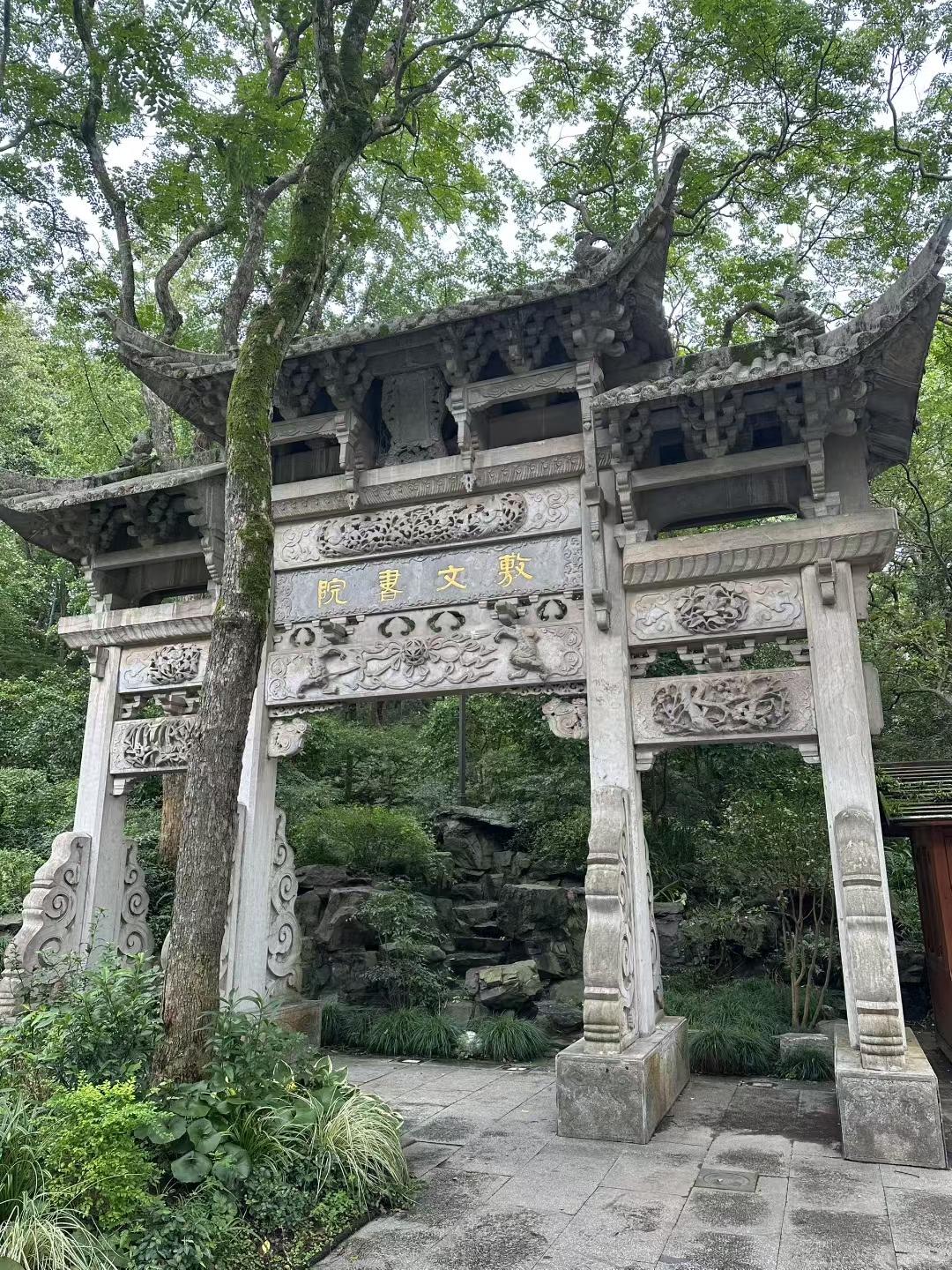 同学说今年炒股亏了五六万，今年大盘没怎么跌，还亏了这么多，他实在想不通，想当年股