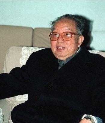 2007年，华国锋最后一次去毛主席纪念堂，临走时高喊一句话，在场的人听了无不感动