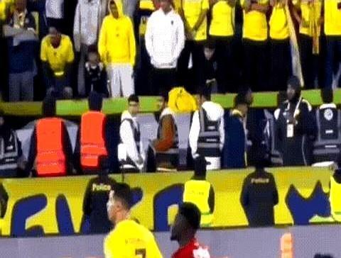 C罗被放倒，对手队长直接两手一摊？沙特联赛这场球，场上这幕有点意思。总裁示意