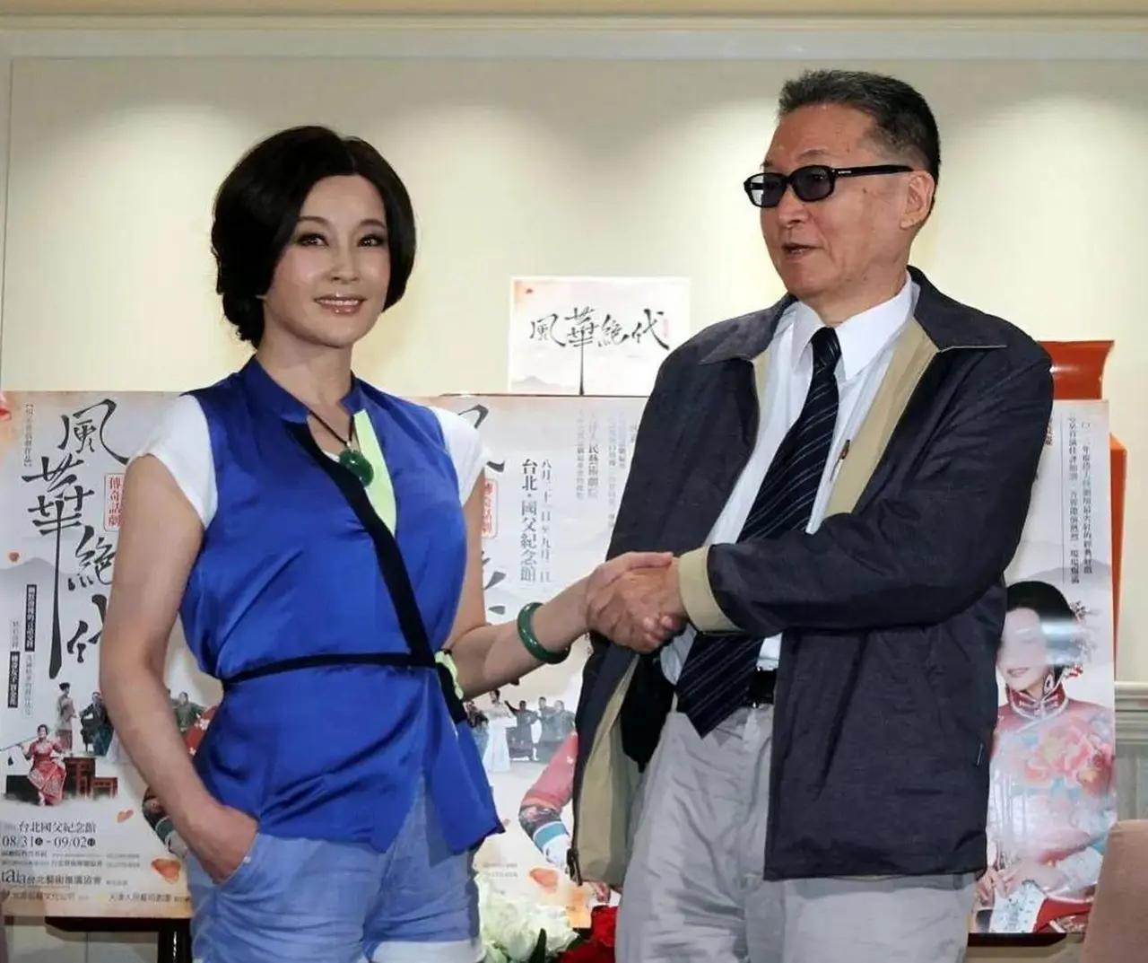 刘晓庆和李敖握手竟然都用的左手，用左手握手好不好？李敖刘晓庆