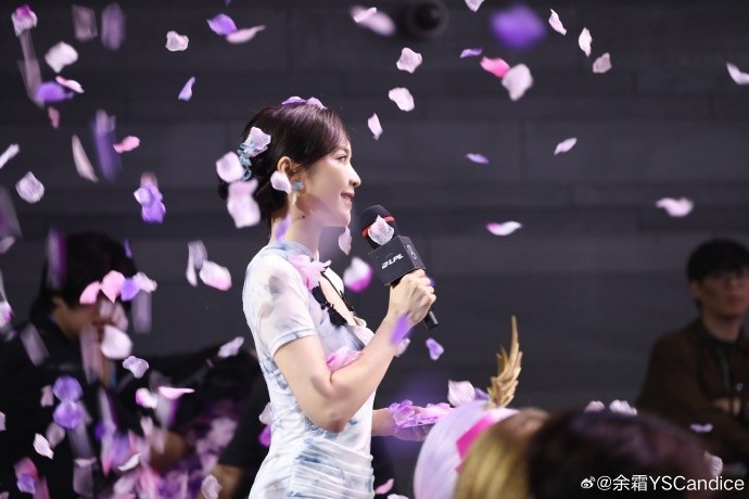 古韵流芳余霜分享照片: 灵魂莲华邂逅中式旗袍 绝美的梦幻