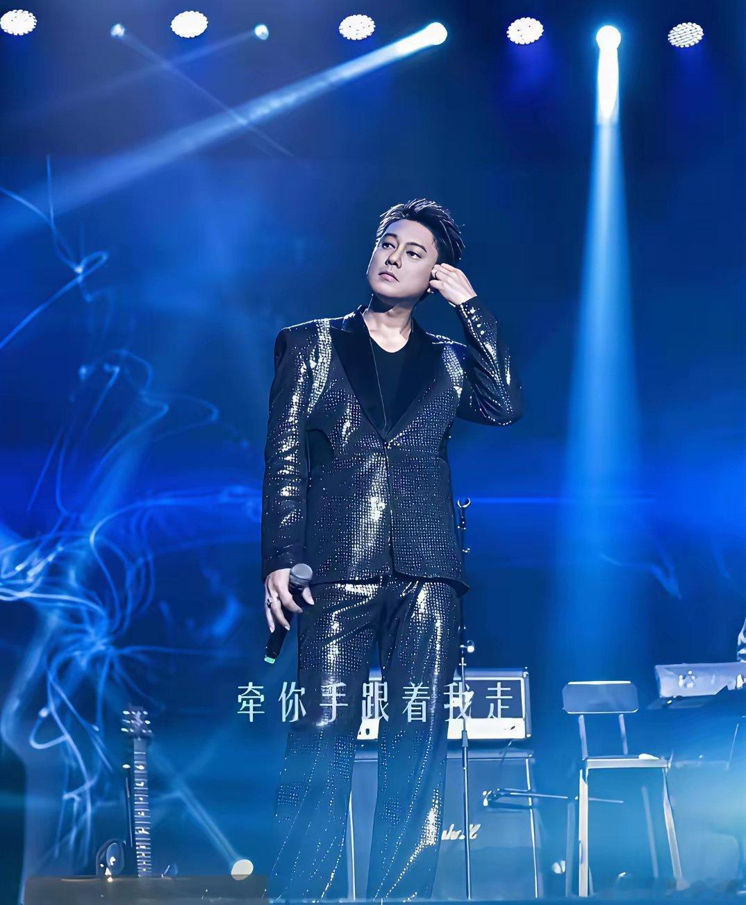 没想到啊朱孝天演唱会惨淡收场在广东阳江朱孝天唱了大概30多首作品可是上座率太差了