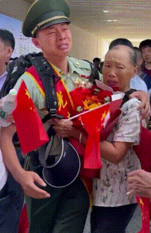 广西柳州，男子当兵12年退役回家，没想到，父母已早早在车站等他。当男子见到父母那