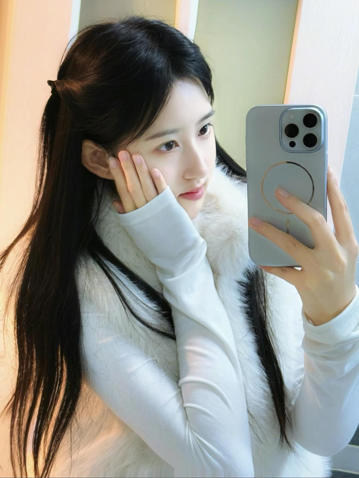 温柔冬日穿搭，毛绒外套+长直发，自拍时刻📸✨