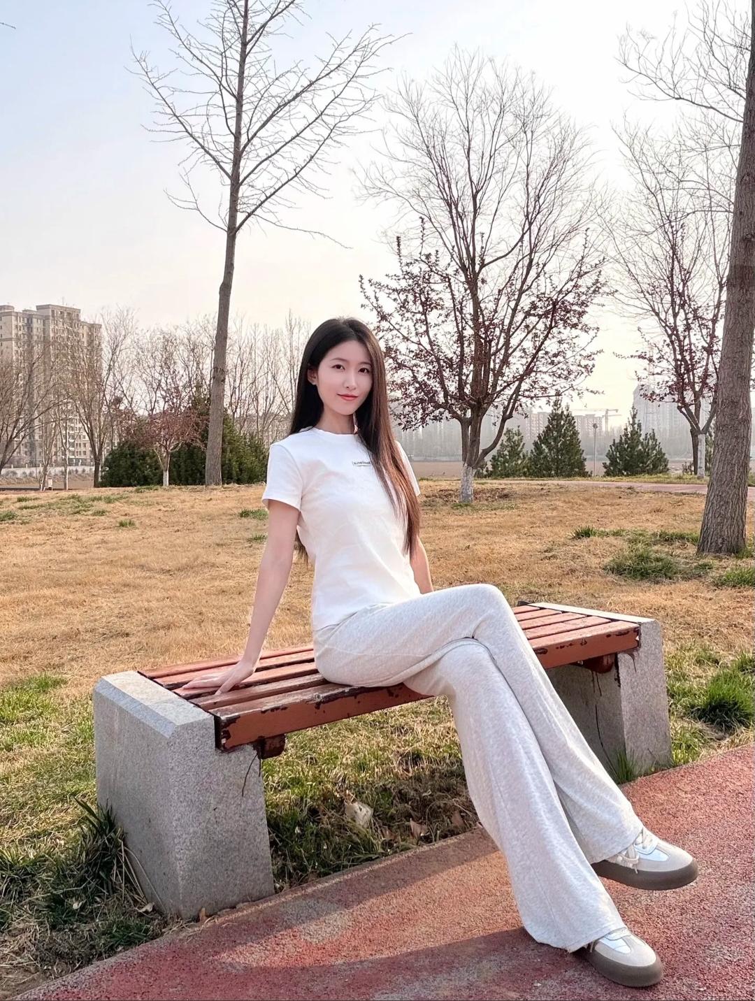 素衣清爽思悠远，春日暖阳照人间。