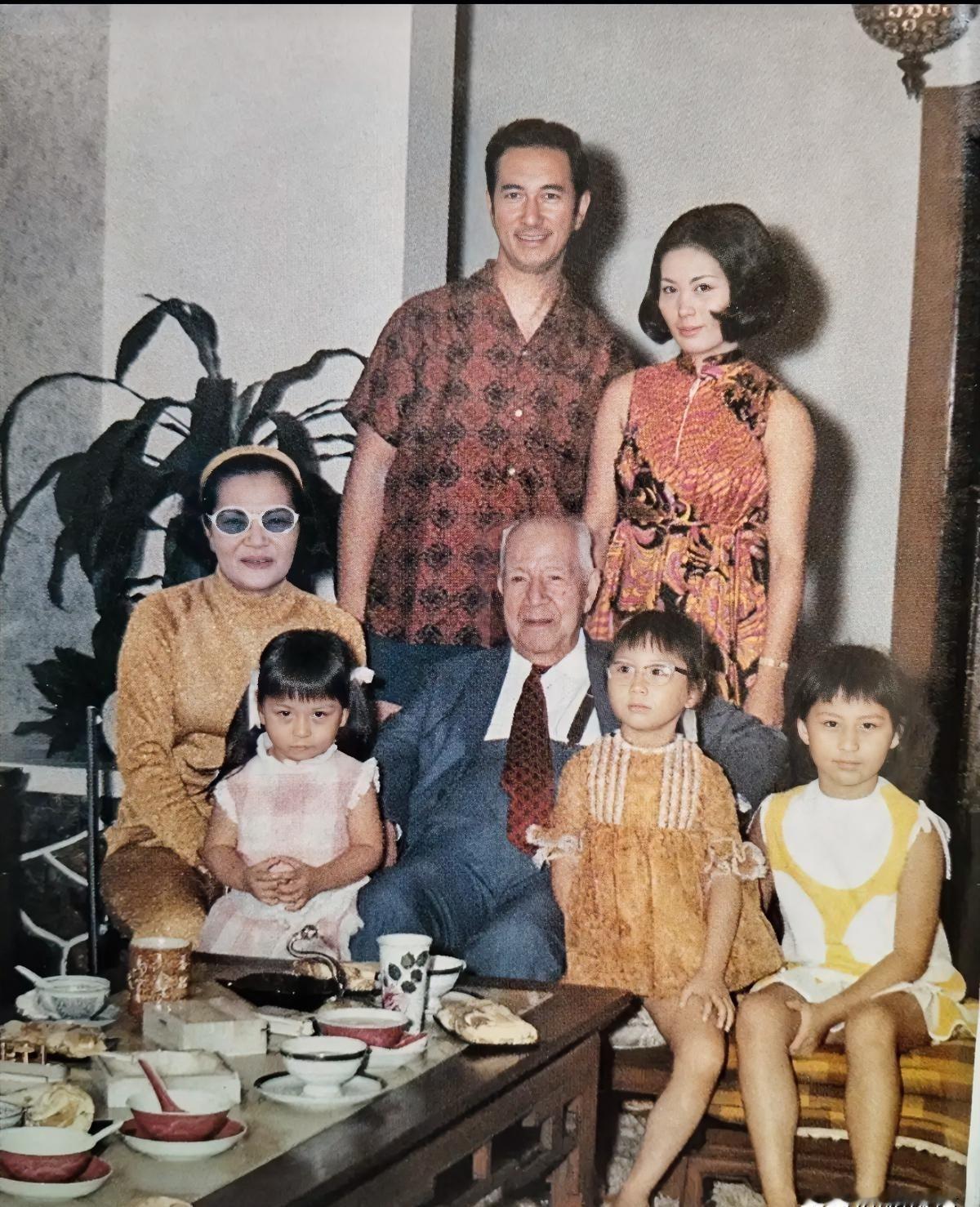 都说三岁看老，这话放在何超琼身上，简直是铁律！看看这张老照片，C位的小超琼，那