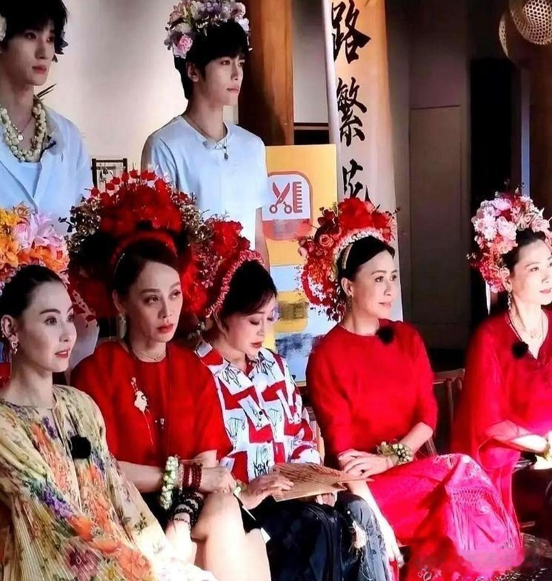 刘嘉玲在节目里直接问何赛飞：“除了你老公，有没有哪个男人让你突然心动过？”何赛飞特别坦诚。她挑了挑眉