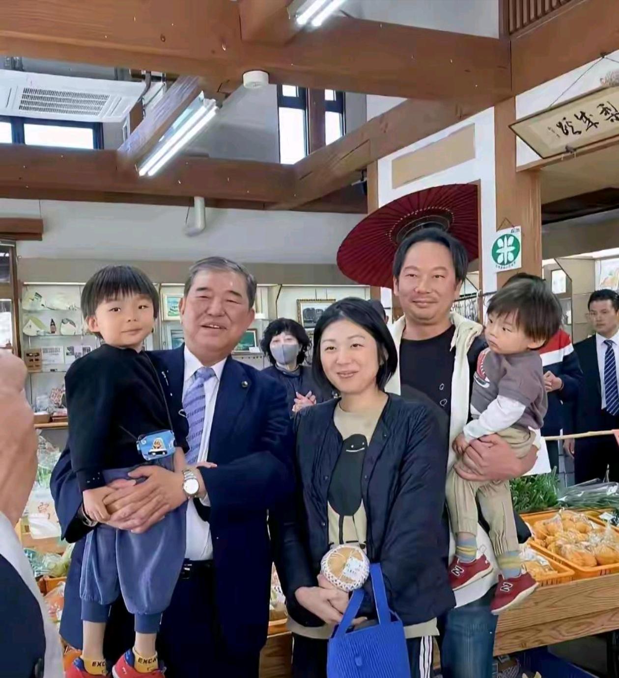 石破茂退休后过得很惬意，常和女儿一家去逛超市，日常采购很自在，褪去职务光环，过得