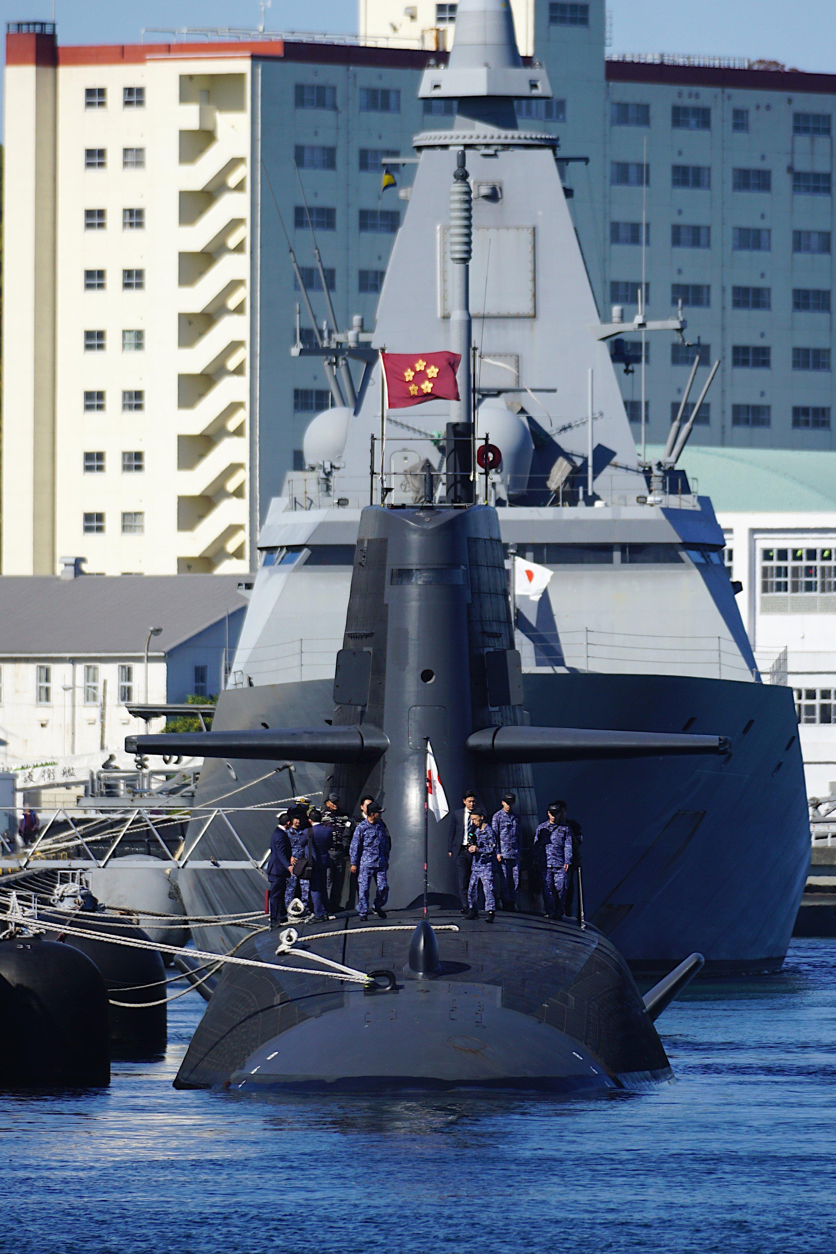 小小泉陪同印尼防长视察横须贺基地，参观了FFM-2“熊野”、DD-101“村雨”