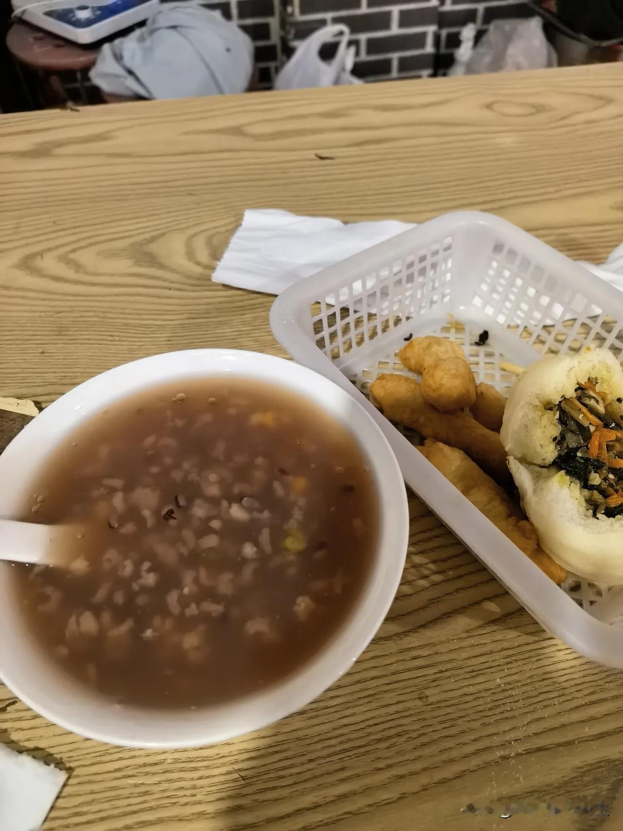 老家的消费就是低！到镇上早餐店吃早餐，一碗加糖八宝粥，一元；一份小油馍头，一