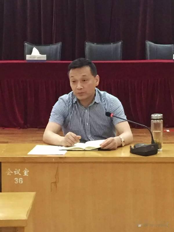 业务科长跟领导提出好几次申请了，不再担任业务科科长职务，去别的科任科长或者不干科