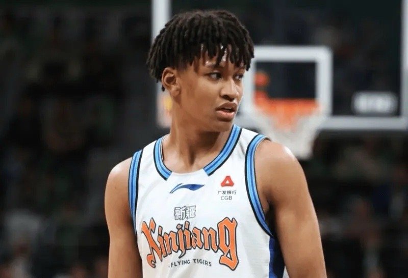 新疆男篮或申诉！新疆男篮今晚不敌上海男篮！年轻球员冯傲登场仅3分钟就收到4次犯规